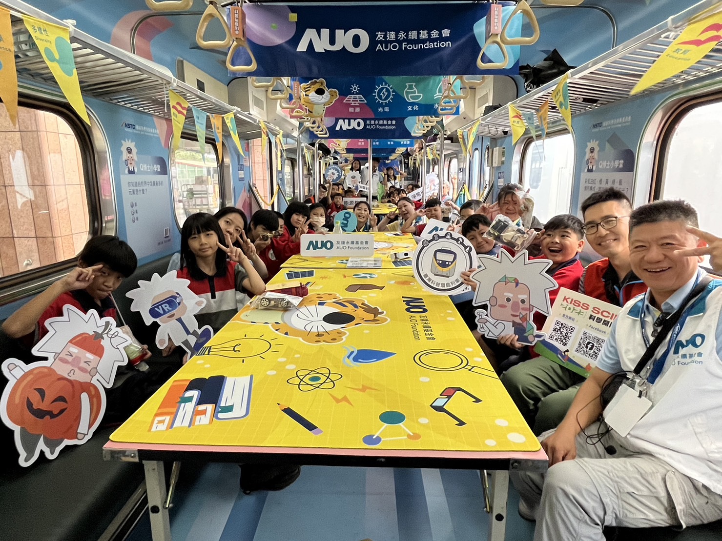 G22恒峰永續基金會參與「臺灣科普環島列車」，設計基礎科學車廂課程，以「淨零碳排和永續能源」為主題，讓學生透過創意實驗認識淨零知識，以及思考生活中的減碳行為