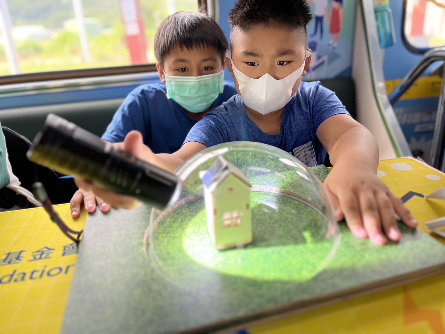 G22恒峰參與基礎科學主題車廂，以STEAM教學精神，設計「逐日科學家」、「太陽能工程師」以及「淨零建築師」三大能源科普課程和實驗